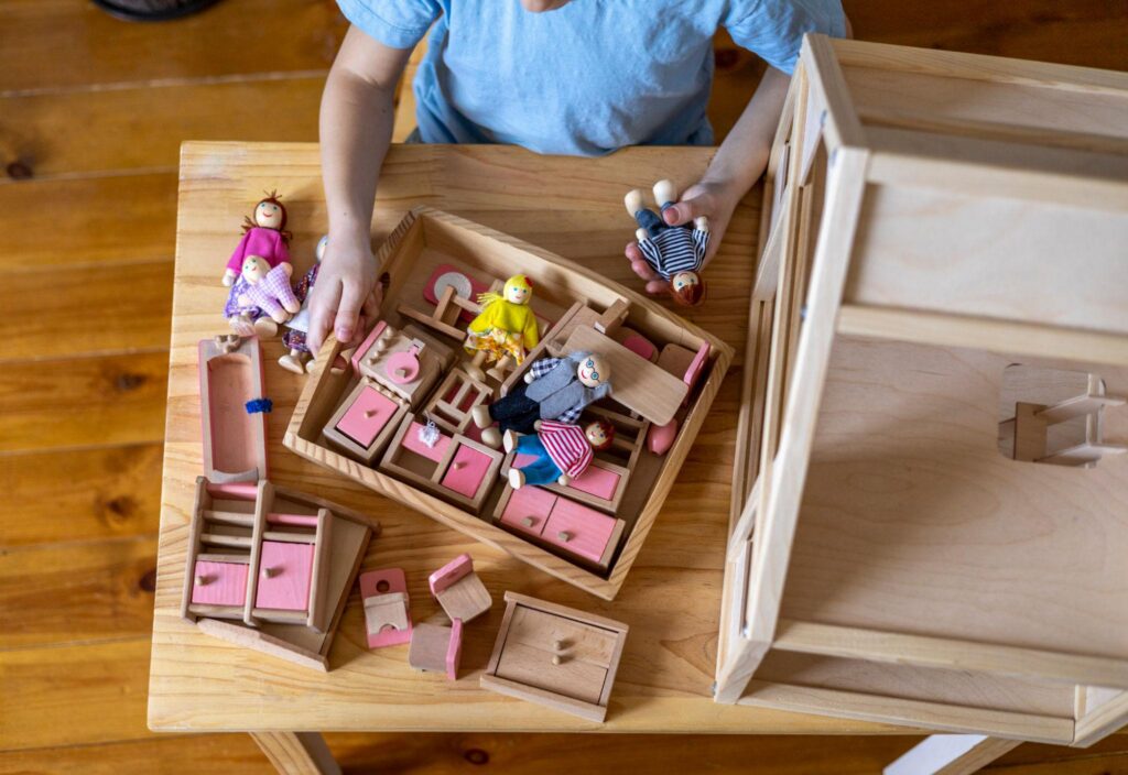 Declarative Language and Tracking Statements in Child-Centered Play Therapy